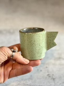 ceramiczna filiżanka z geometrycznym uchem