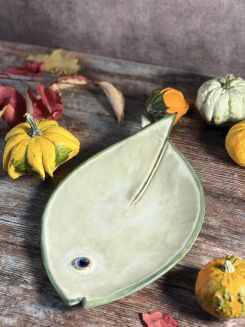 Ręcznie wykonana patera ceramiczna w kształcie ryby, szkliwiona na odcień zieleni. Unikatowa ceramika artystyczna Kolorowa Misa – idealna na owoce, ciasto lub dekorację stołu