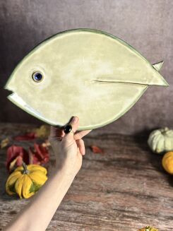 Ręcznie wykonana patera ceramiczna w kształcie ryby, szkliwiona na odcień zieleni. Unikatowa ceramika artystyczna Kolorowa Misa – idealna na owoce, ciasto lub dekorację stołu