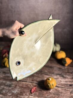 Ręcznie wykonana patera ceramiczna w kształcie ryby, szkliwiona na odcień zieleni. Unikatowa ceramika artystyczna Kolorowa Misa – idealna na owoce, ciasto lub dekorację stołu