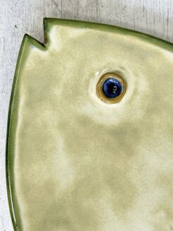 Ręcznie wykonana patera ceramiczna w kształcie ryby, szkliwiona na odcień zieleni. Unikatowa ceramika artystyczna Kolorowa Misa – idealna na owoce, ciasto lub dekorację stołu