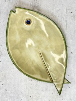 Ręcznie wykonana patera ceramiczna w kształcie ryby, szkliwiona na odcień zieleni. Unikatowa ceramika artystyczna Kolorowa Misa – idealna na owoce, ciasto lub dekorację stołu