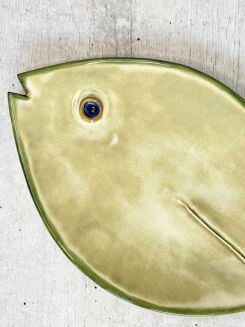 Ręcznie wykonana patera ceramiczna w kształcie ryby, szkliwiona na odcień zieleni. Unikatowa ceramika artystyczna Kolorowa Misa – idealna na owoce, ciasto lub dekorację stołu