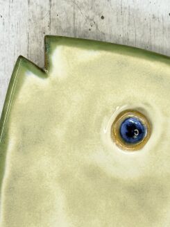 Ręcznie wykonana patera ceramiczna w kształcie ryby, szkliwiona na odcień zieleni. Unikatowa ceramika artystyczna Kolorowa Misa – idealna na owoce, ciasto lub dekorację stołu
