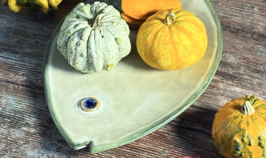 Ręcznie wykonana patera ceramiczna w kształcie ryby, szkliwiona na odcień zieleni. Unikatowa ceramika artystyczna Kolorowa Misa – idealna na owoce, ciasto lub dekorację stołu