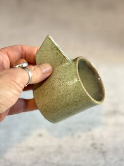 ceramiczna filiżanka z geometrycznym uchem