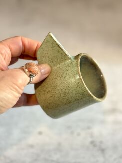 ceramiczna filiżanka z geometrycznym uchem