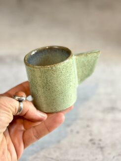 ceramiczna filiżanka z geometrycznym uchem