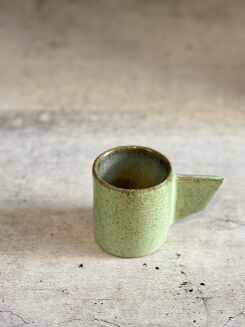 ceramiczna filiżanka z geometrycznym uchem