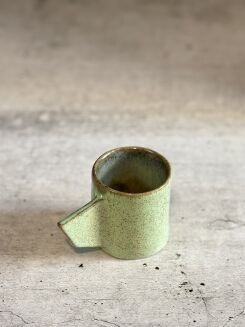 ceramiczna filiżanka z geometrycznym uchem