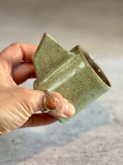 ceramiczna filiżanka z geometrycznym uchem