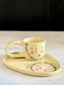 ręcznie wykonana filiżanka ceramiczna z talerzykiem