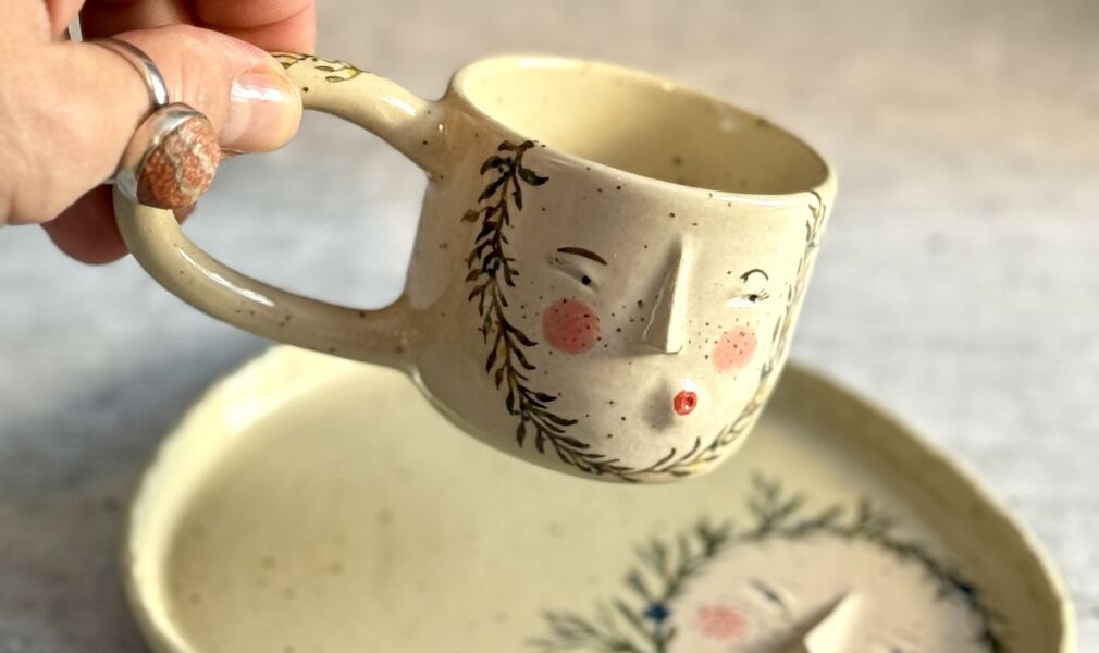 ręcznie wykonana filiżanka ceramiczna z talerzykiem