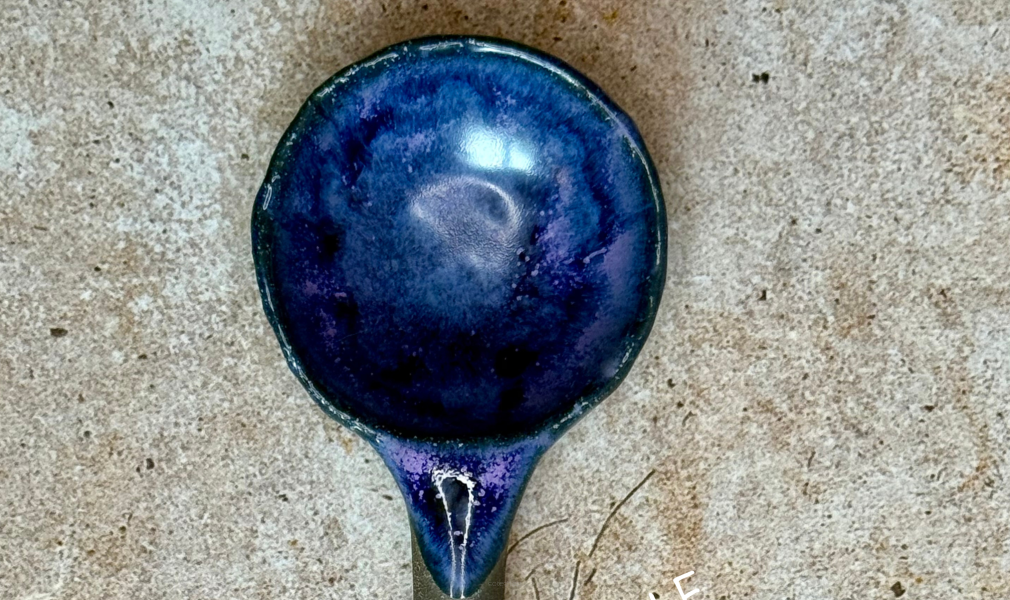 fioletowa ceramiczna łyżka