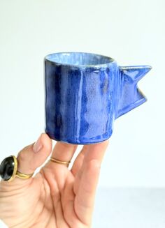 ceramiczna filiżanka z geometrycznym uchem