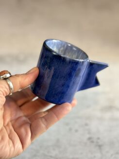 kobaltowa filiżanka ceramiczna