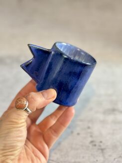 kobaltowa filiżanka ceramiczna