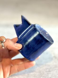 kobaltowa filiżanka ceramiczna