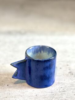 kobaltowa filiżanka ceramiczna