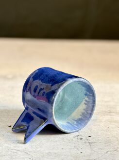 kobaltowa filiżanka ceramiczna