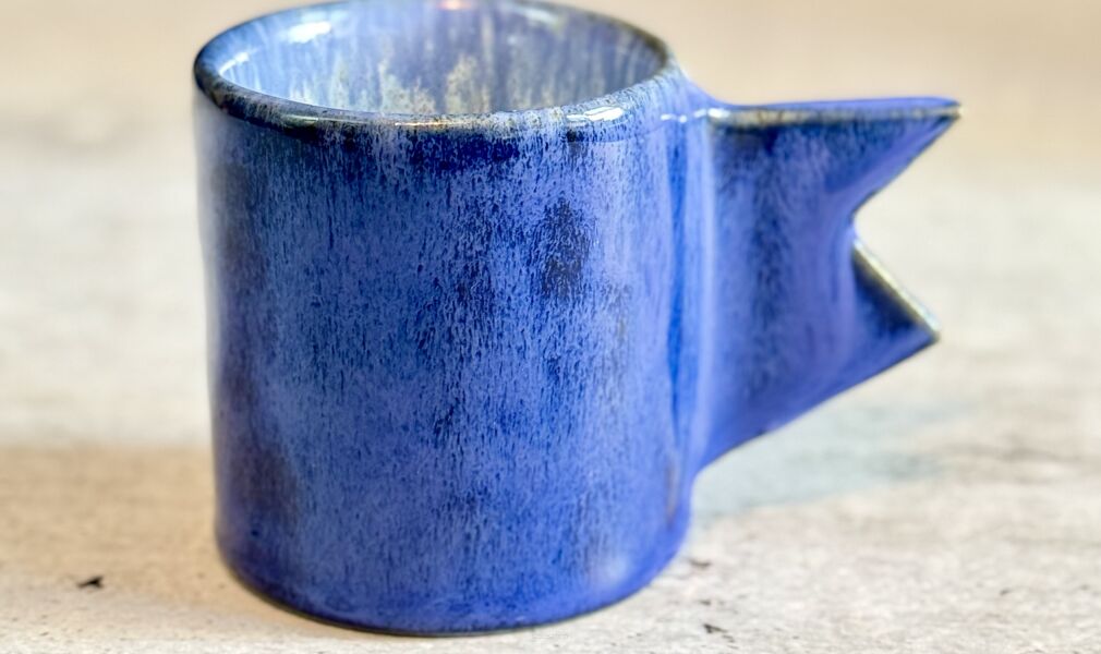 kobaltowa filiżanka ceramiczna