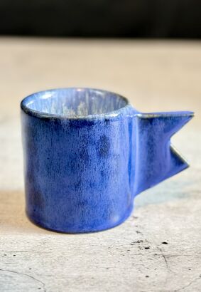 Filiżanka kobaltowa z uchem - dziobem
