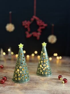 Ceramiczna choinka lampion z zielonym szkliwem i perforowanymi otworami, oświetlona od środka