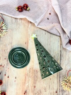 Zielona ceramiczna choinka na tealight z gwiazdką na czubku – dekoracja świąteczna handmade