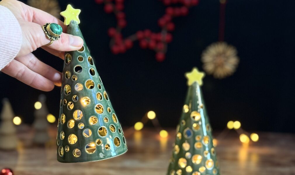 Ceramiczna choinka lampion z zielonym szkliwem i perforowanymi otworami, oświetlona od środka