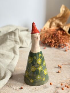 Figurka zielona w czerwonej czapeczce - 2