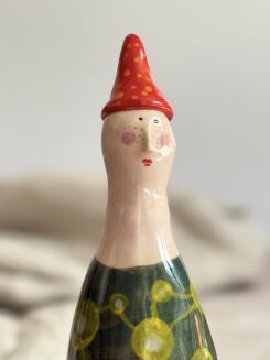 Figurka zielona w czerwonej czapeczce - 3
