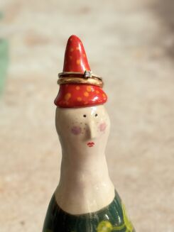 Figurka zielona w czerwonej czapeczce - 5