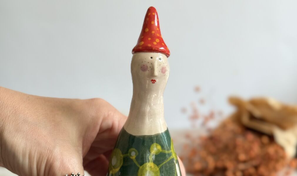 Figurka zielona w czerwonej czapeczce