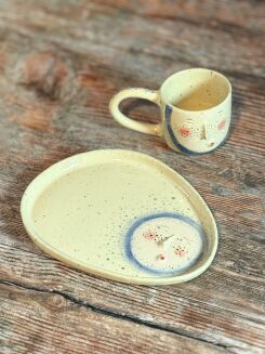 Unikatowa filiżanka artystyczna, dekorowana ręcznie, idealna na espresso.