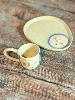 Unikatowa filiżanka artystyczna, dekorowana ręcznie, idealna na espresso.