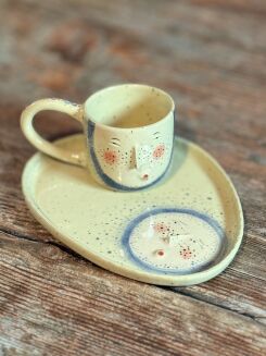 Ręcznie robiona filiżanka do kawy z talerzykiem, szkliwiona i wypalana w wysokiej temperaturze.