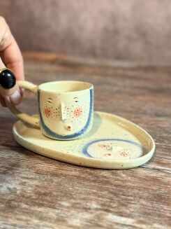 Ręcznie robiona filiżanka do kawy z talerzykiem, szkliwiona i wypalana w wysokiej temperaturze.