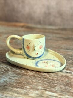 Filiżanka do espresso z talerzykiem, ręcznie wykonana, z modelowaną twarzą – ceramika Kolorowa Misa.