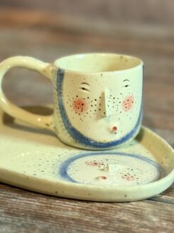 Filiżanka do espresso z talerzykiem, ręcznie wykonana, z modelowaną twarzą – ceramika Kolorowa Misa.