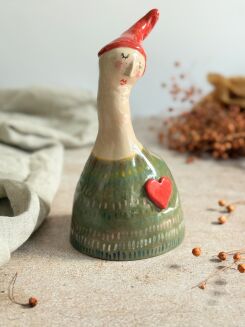 Figurka zielona w czerwonej czapce - 2