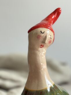 Figurka zielona w czerwonej czapce - 4