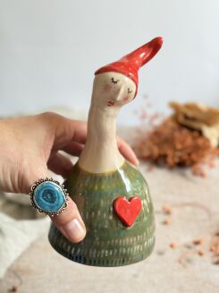 Figurka zielona w czerwonej czapce - 2