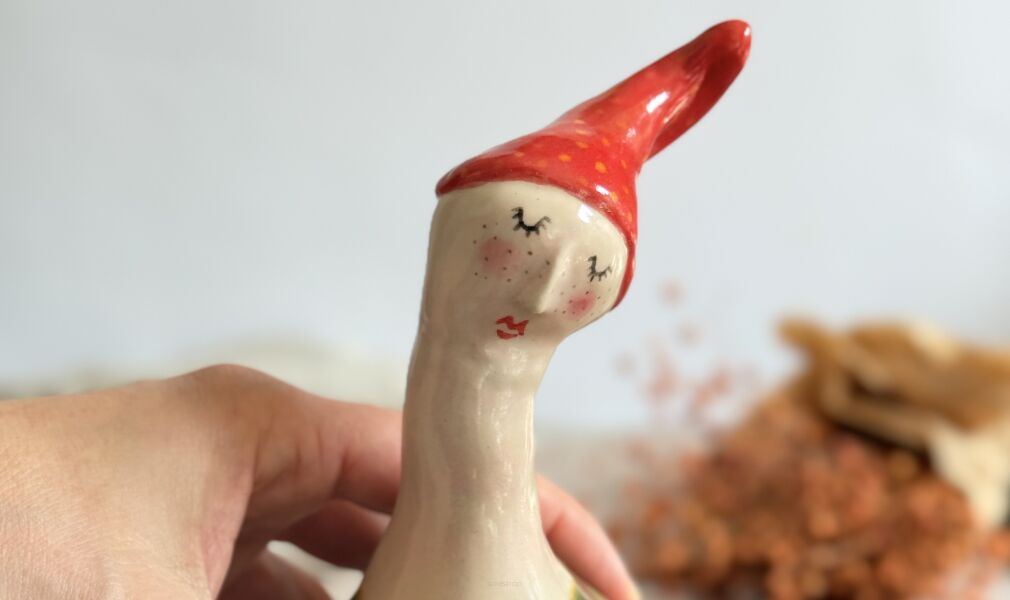Figurka zielona w czerwonej czapce