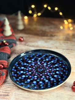 ceramiczny czarny talerz w kropki od Kolorowej Misy 