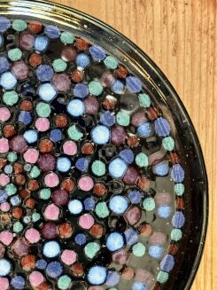 ceramiczny czarny talerz w kropki od Kolorowej Misy 