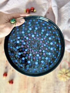 ceramiczny czarny talerz w kropki od Kolorowej Misy 