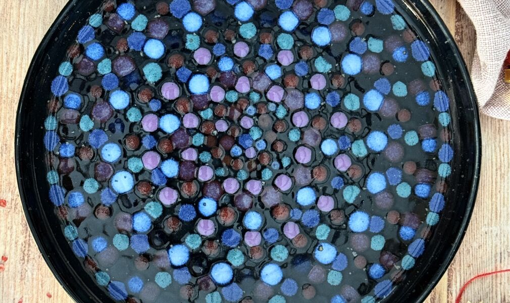 ceramiczny czarny talerz w kropki od Kolorowej Misy 