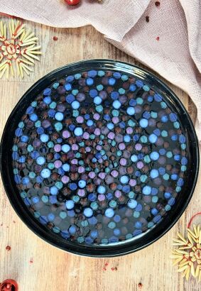 Czarny talerz w kolorowe kropki