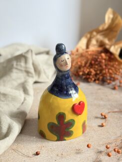 Figurka żółto-kobaltowa z sercem - 2