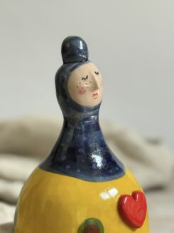 Figurka żółto-kobaltowa z sercem - 4
